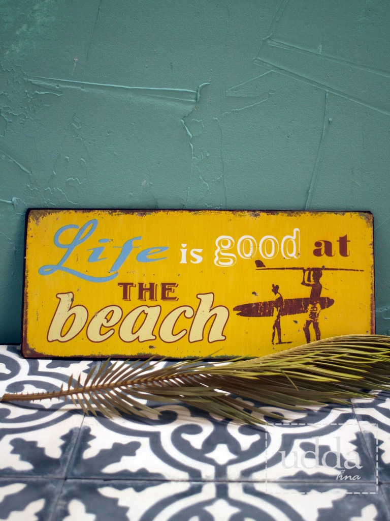 Skylt - Life is good at the beach